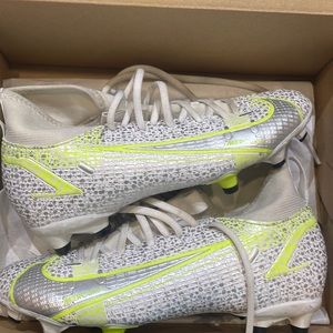 Lightly worn Nike Jr Superfly 8 Academy FG/MG soccer ⚽️ Cleats 1.5Y